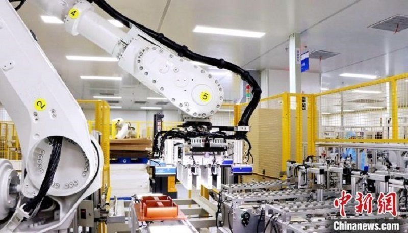 圖為資料圖，海辰儲(chǔ)能自動(dòng)分檔打包機(jī)器人。?曾欣平供圖